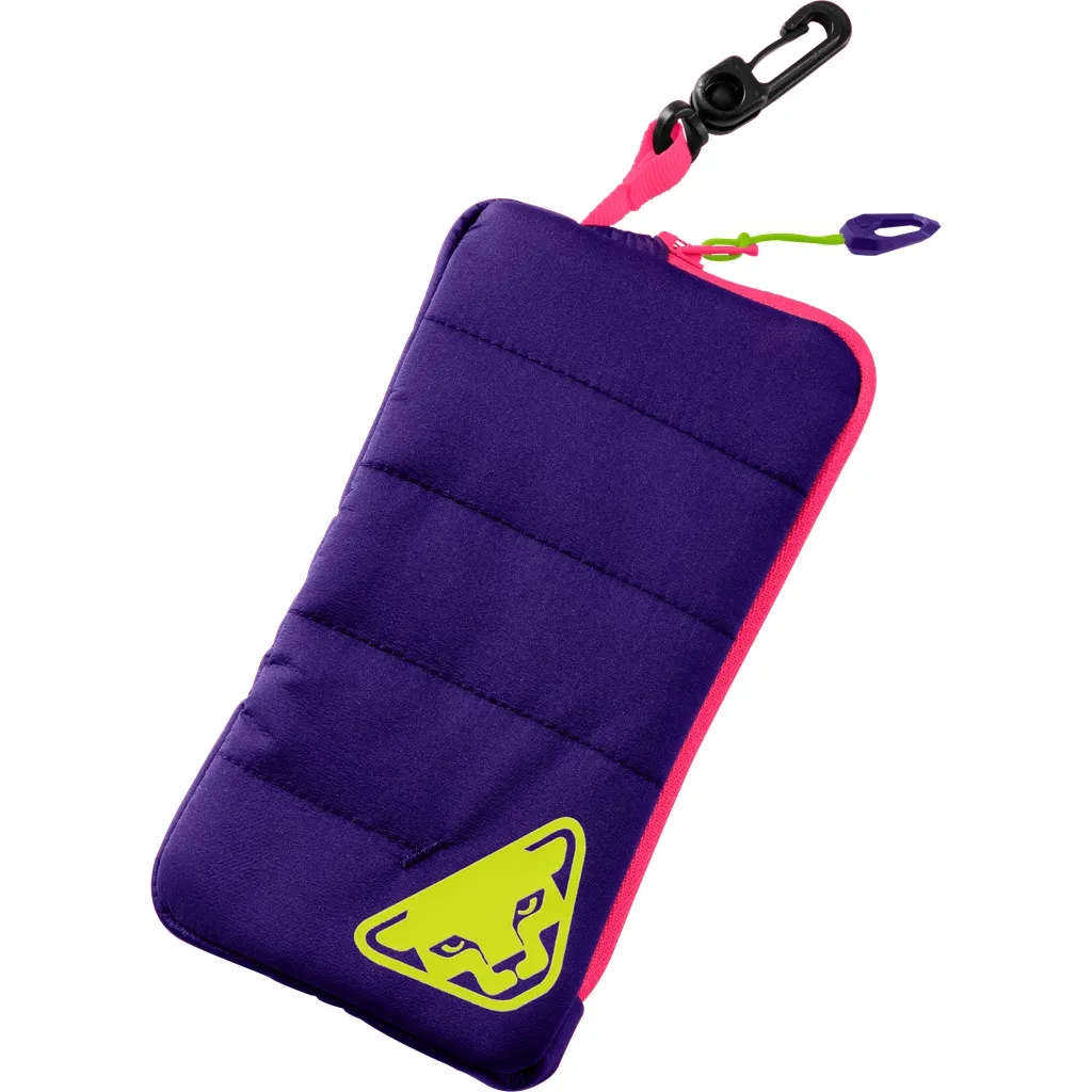 Lila Handytasche mit pinkfarbenem Reißverschluss und Dynafit-Logo, befestigt mit Karabinerhaken.