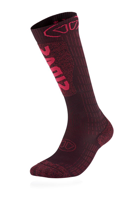 Eine lange, dunkelrote Socke mit hellroten Details und einem hellroten Logo.