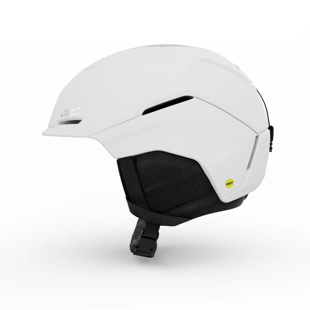 Weißer Skihelm, Seitenansicht, mit schwarzem Kinnriemen und gelbem MIPS-Aufkleber.