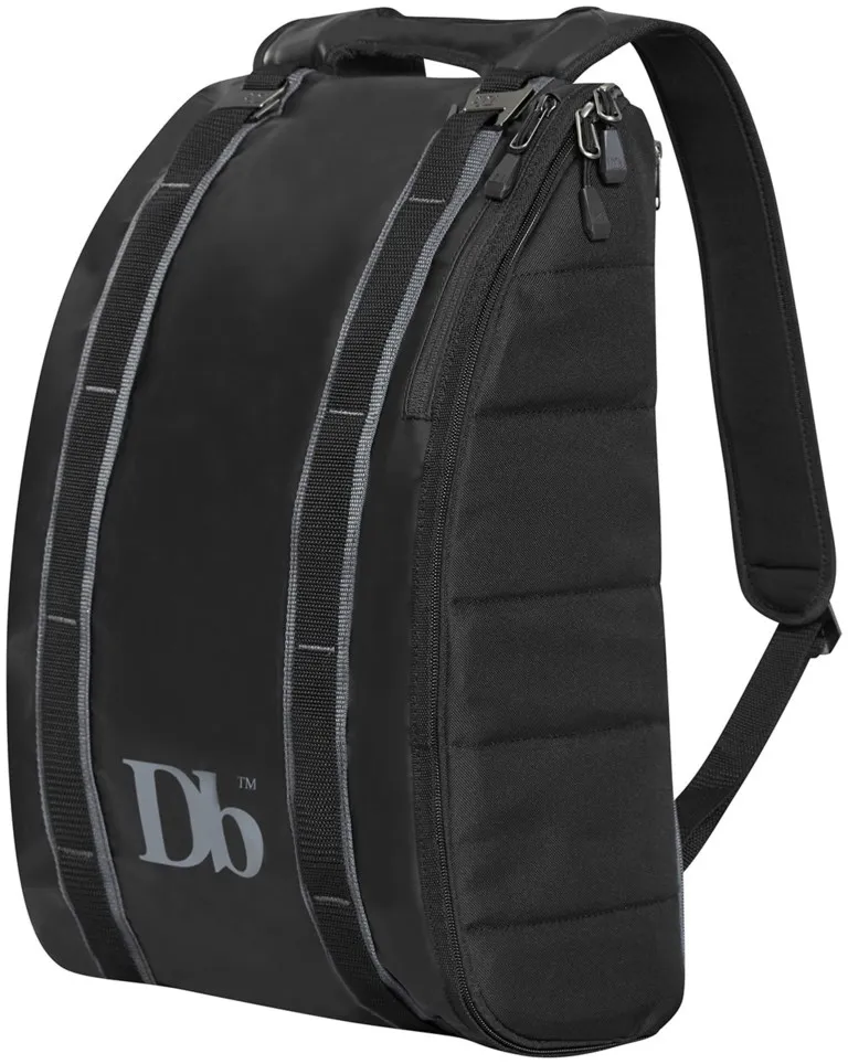 Schwarzer Douchebags The Base 15L Rucksack mit Tragegriff und Gurten, seitliche Reißverschlüsse und graues Logo.