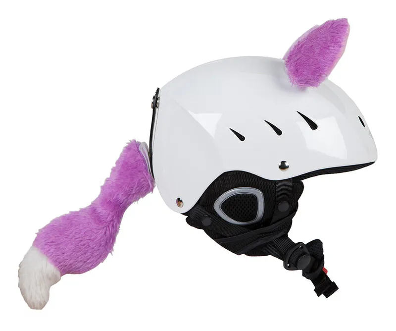 Weißer Helm mit lila Katzenohren und Schwanz. Die Ohren und der Schwanz sind aus Plüsch.