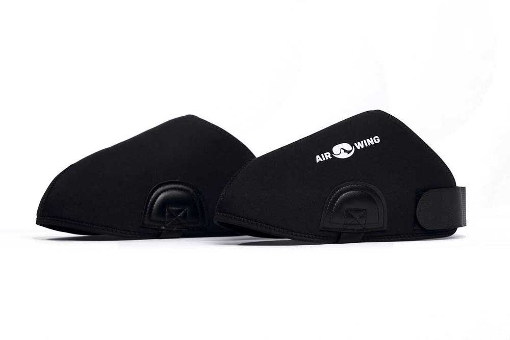 Schwarze Airwing Bootcover Zwei schwarze Airwing Bootcover für Ski- oder Tourenschuhe, eines mit Logo und Klettverschluss.
