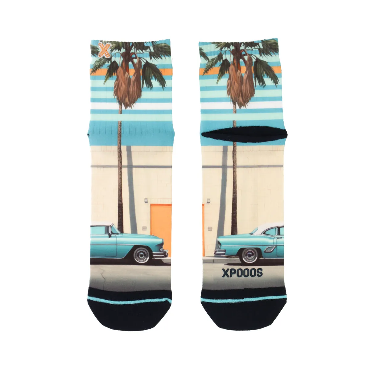 Zwei Quarter Socken mit Miami Motiv: Palmen, blaues Auto und Streifenmuster.
