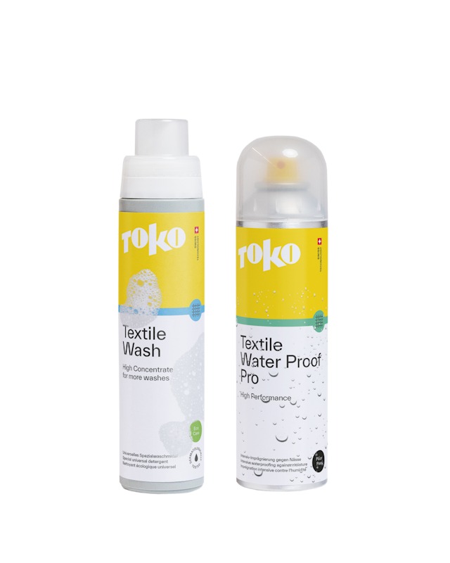 Zwei gelbliche Flaschen von Toko Textilpflegeprodukten, links Waschmittel, rechts Imprägnierspray, beide vor weißem Hintergrund.
