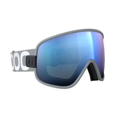 Graue Skibrille mit blau verspiegelter Linse und weißem Band mit POC-Logo.