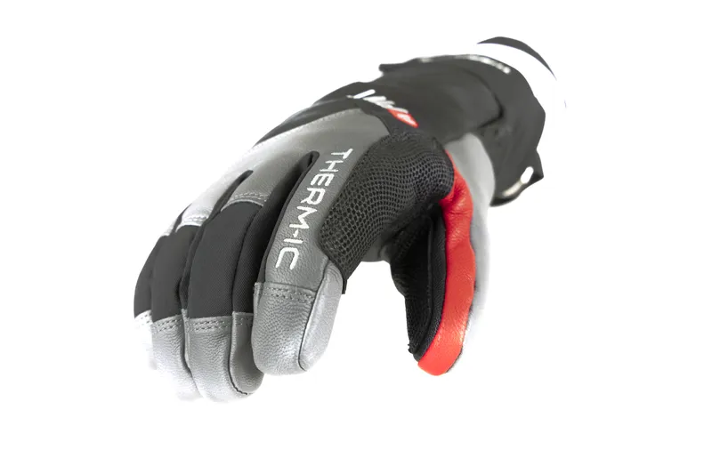 Nahaufnahme eines Therm-ic Freeride Extra Warm Handschuhs, Handfläche nach unten, grau, schwarz und rote Akzente.