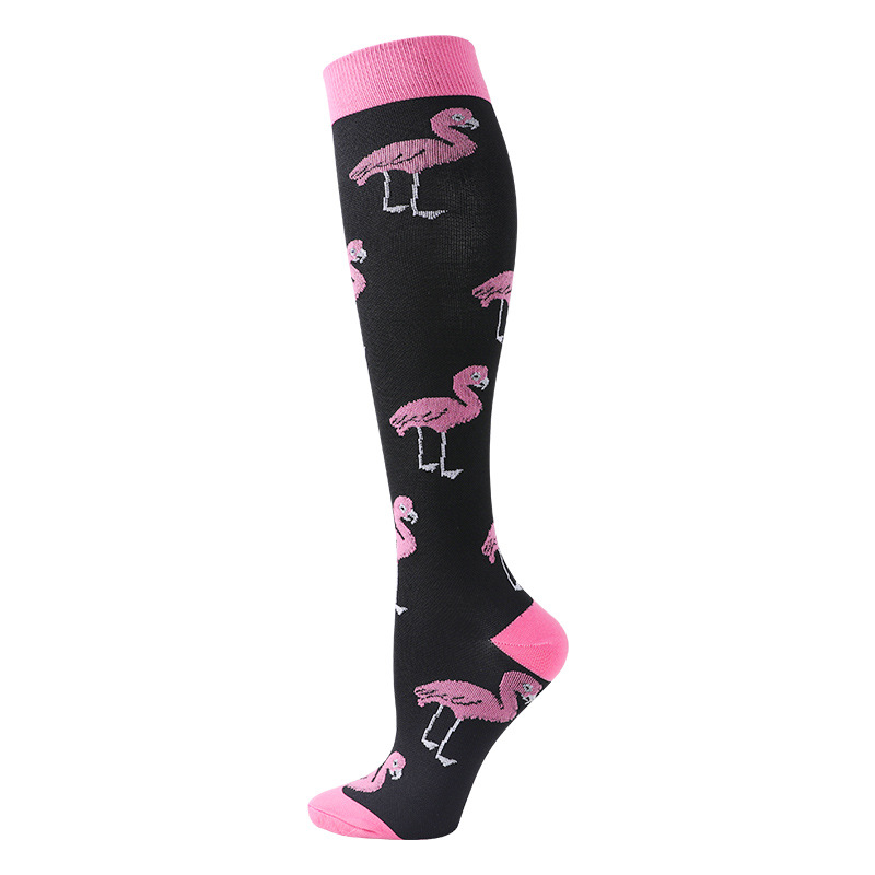 Eine schwarze Skisocke mit pinkfarbenen Flamingos, Bündchen und Fußspitze.