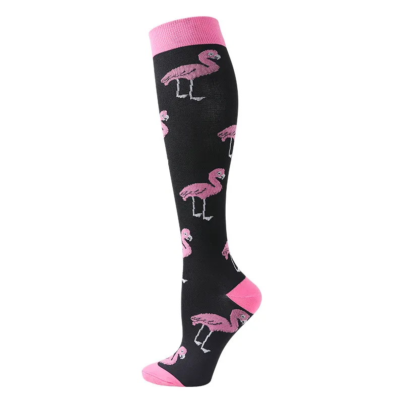Eine schwarze Skisocke mit pinkfarbenen Flamingos, Bündchen und Fußspitze.