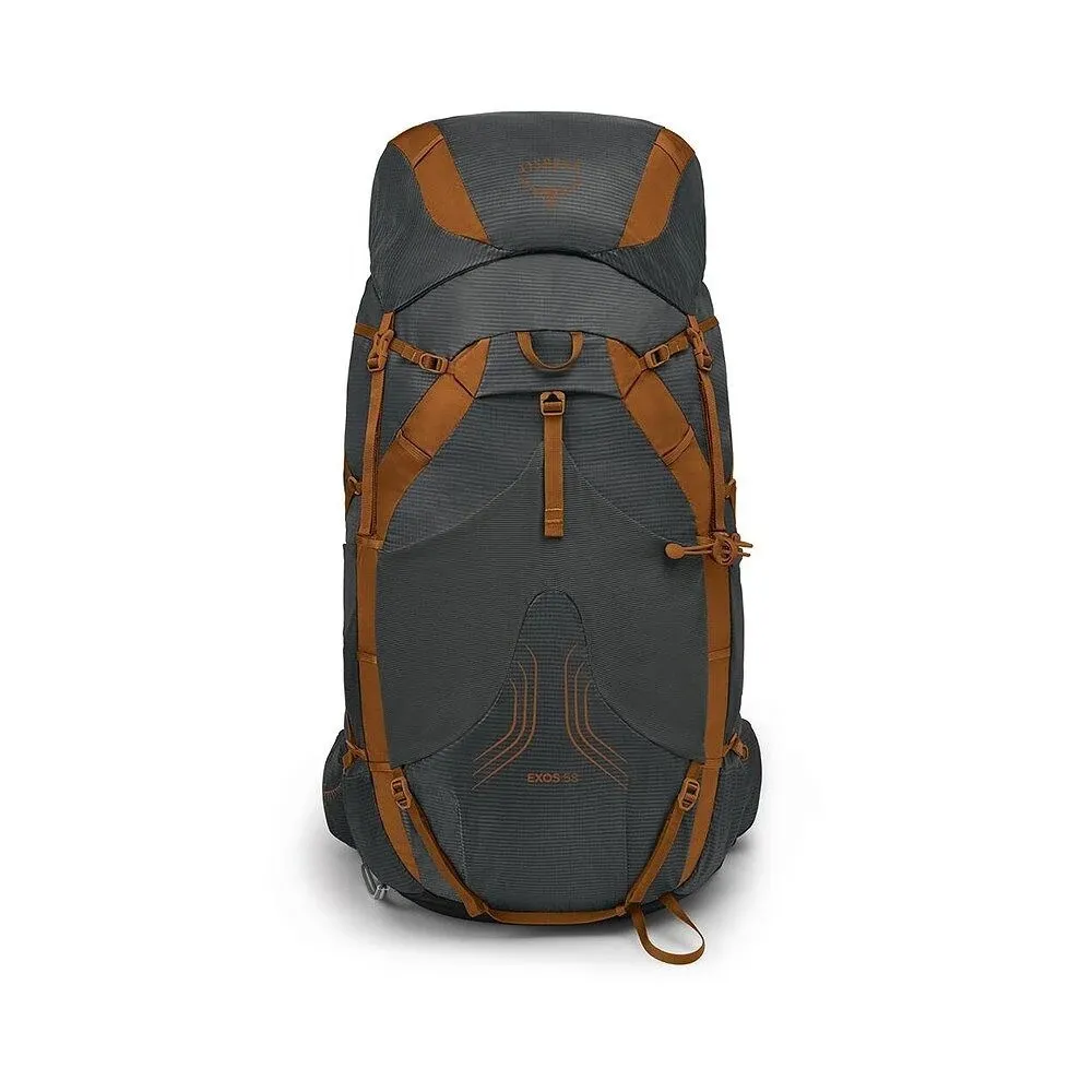 Ein grauer Wanderrucksack mit braunen Akzenten steht aufrecht. Er hat ein Top-Loading-Design mit vielen verstellbaren Riemen und Befestigungspunkten. Der Modellname "EXOS 58" und das Osprey-Logo sind sichtbar. Er eignet sich gut für mehrtägige Touren.