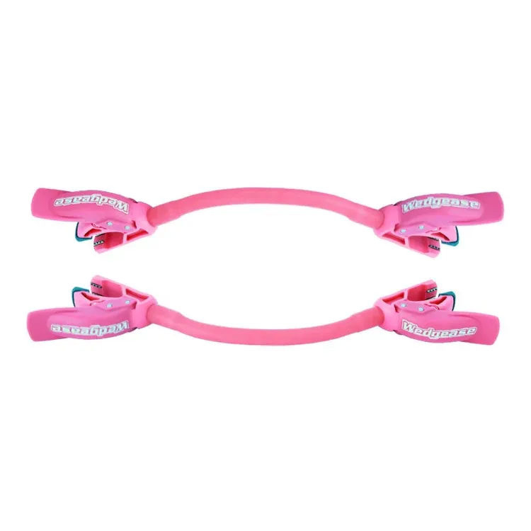 Zwei pinke Wedgease Ski Tip Connectors, parallel. Jeweils mit flexiblem Gummiband, das zwei pinke Klemmen mit weißem 'Wedgease'-Logo verbindet. Türkis gezackte Klemmbacken fixieren Skispitzen sicher für stabile Pflugposition.