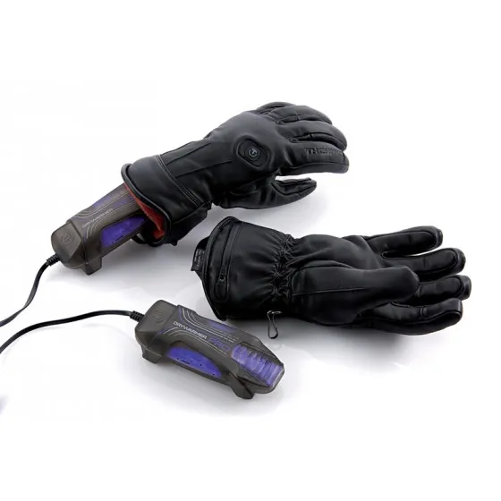 Zwei schwarze Handschuhe, einer davon auf einem Sidas Drywarmer Pro USB Schuhtrockner, Kabel verbunden.