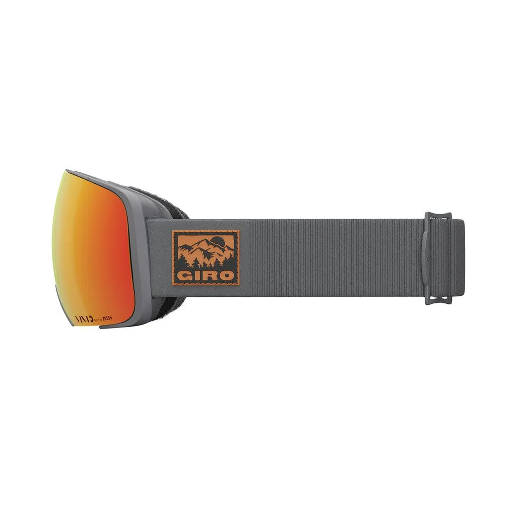 Graue Giro Comp Vivid Goggle mit oranger Zeiss VIVID torischer Scheibe und grauem Band, Detailansicht.