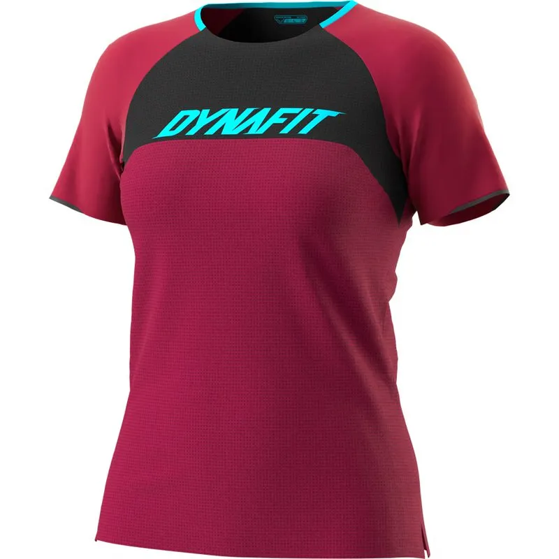 Beetrotes Dynafit Ride Damen T-Shirt mit Mesh-Einsatz und blauem Dynafit-Logo auf der Brust.