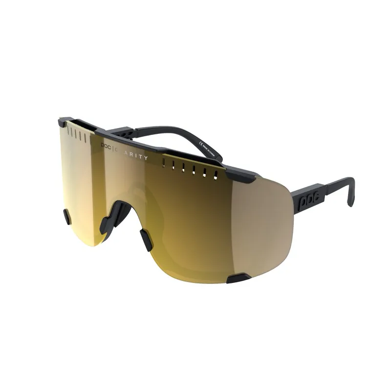 POC Devour Sonnenbrille, Uranium Black/Gold BSM, mit grosser goldener Linse und schwarzem Rahmen, seitliche Ansicht.