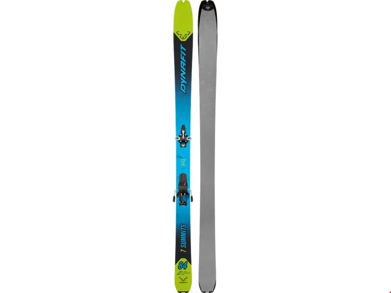 Ein Paar Dynafit Seven Summits+ Ski, einer mit Bindung, blaugrün; der andere ohne, grau.