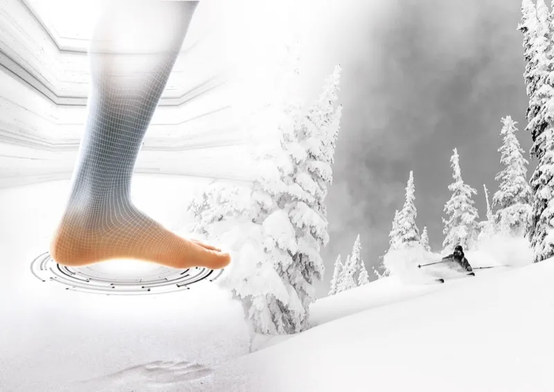 Eine stilisierte Darstellung eines Fußes über einer verschneiten Landschaft mit Skifahrer und Bäumen.