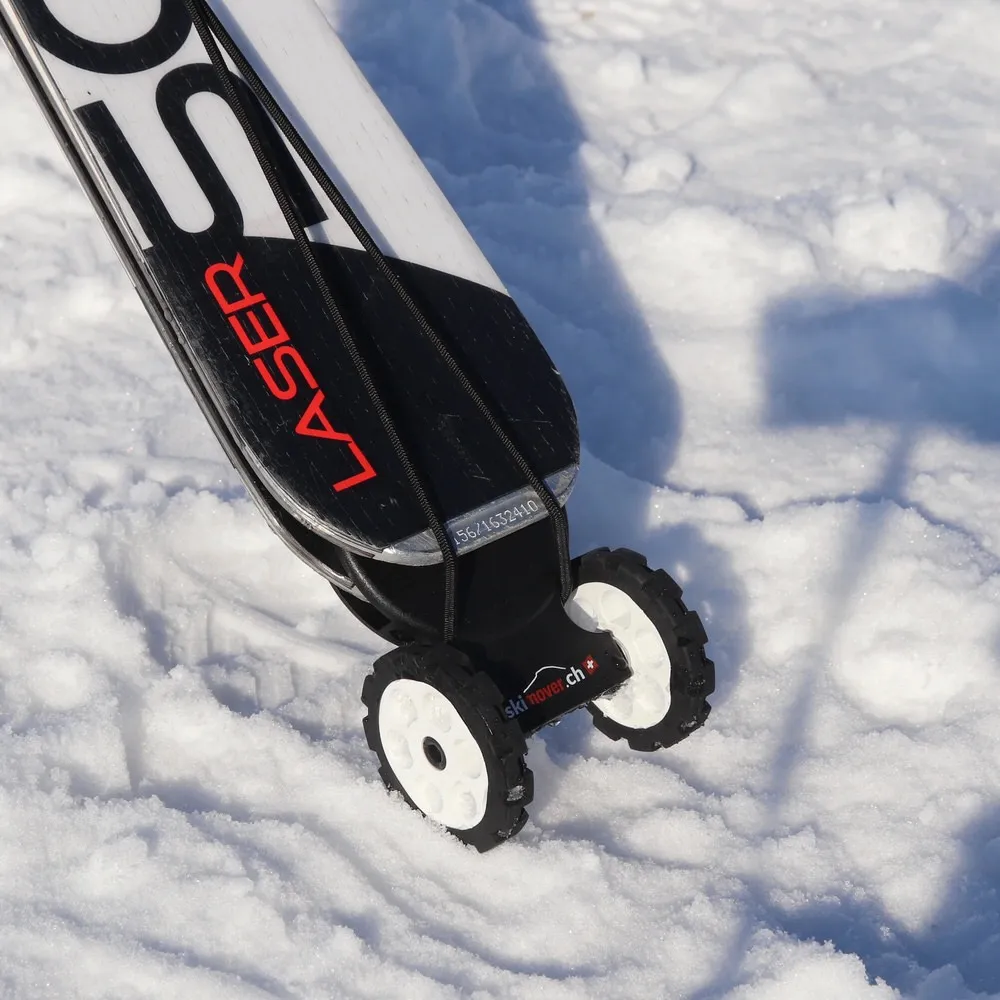 Ski mit montierten Skimover Easy Rädern im Schnee, Detailaufnahme.