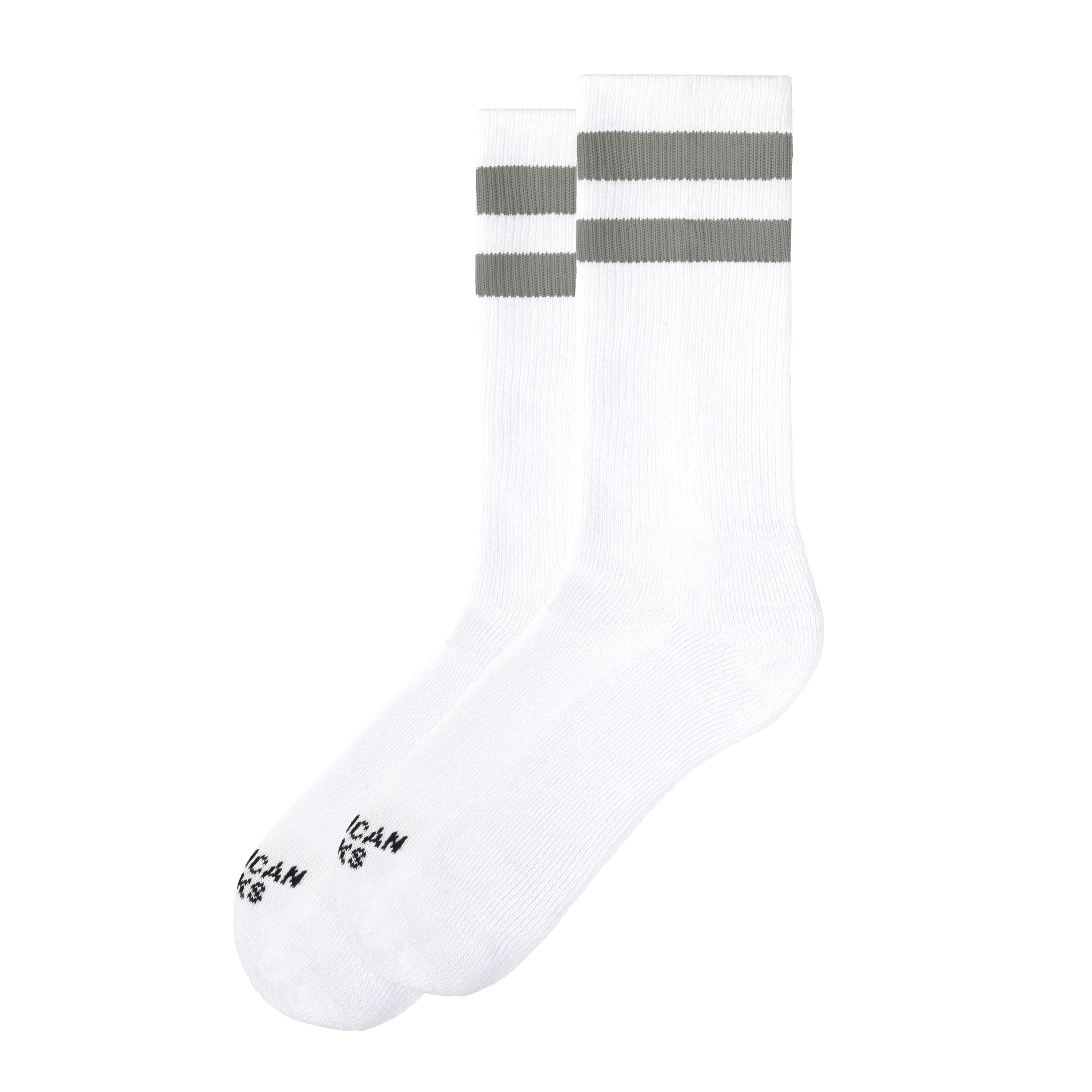 Zwei weiße, mittelhohe Falkor Socken mit grauen Streifen und Logos auf weißem Hintergrund.