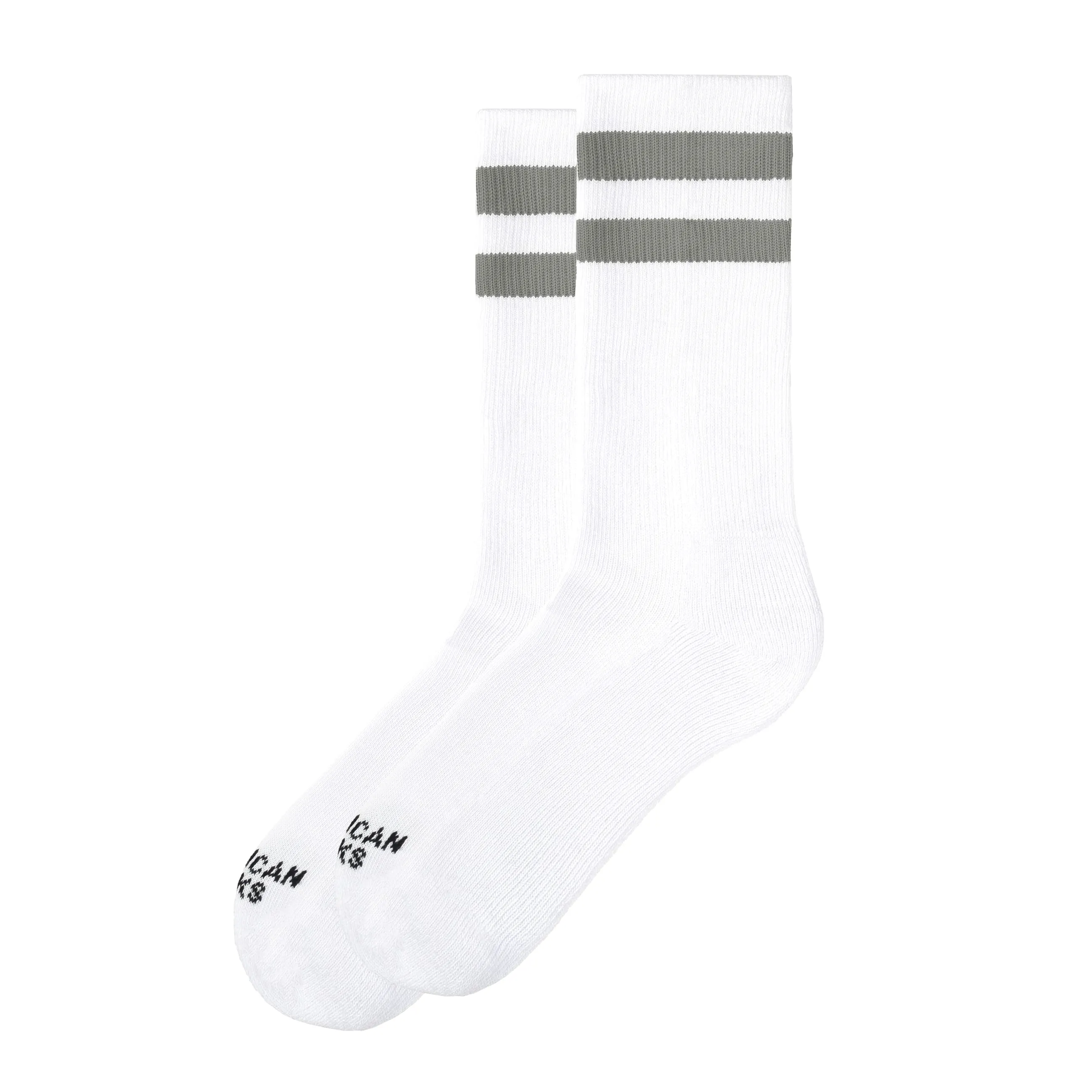 Zwei weiße, mittelhohe Falkor Socken mit grauen Streifen und Logos auf weißem Hintergrund.