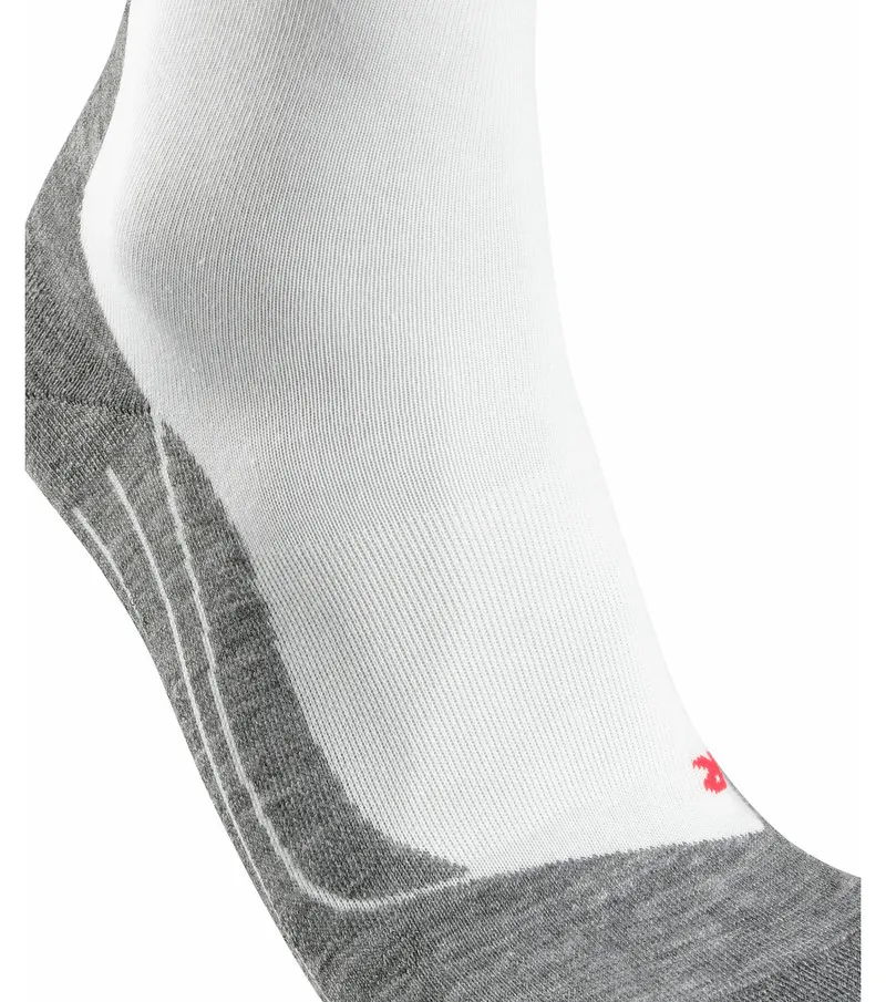 Nahaufnahme einer weißen Herren Running Socke mit grauen Verstärkungen an Ferse und Zehen.