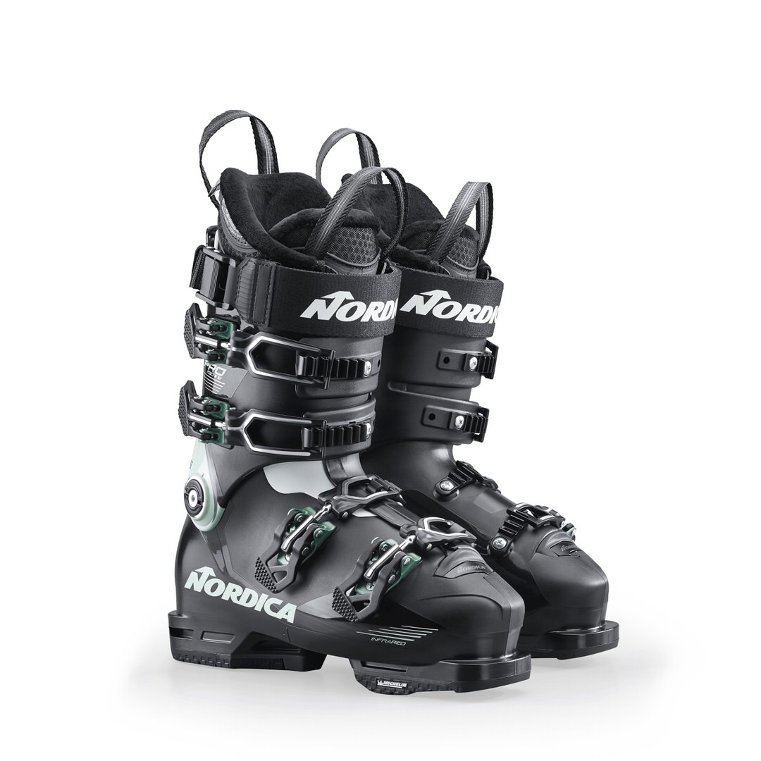 Schwarze Nordica Pro Machine 115 Women Skischuhe mit Schnallen, von vorne auf weißem Grund.