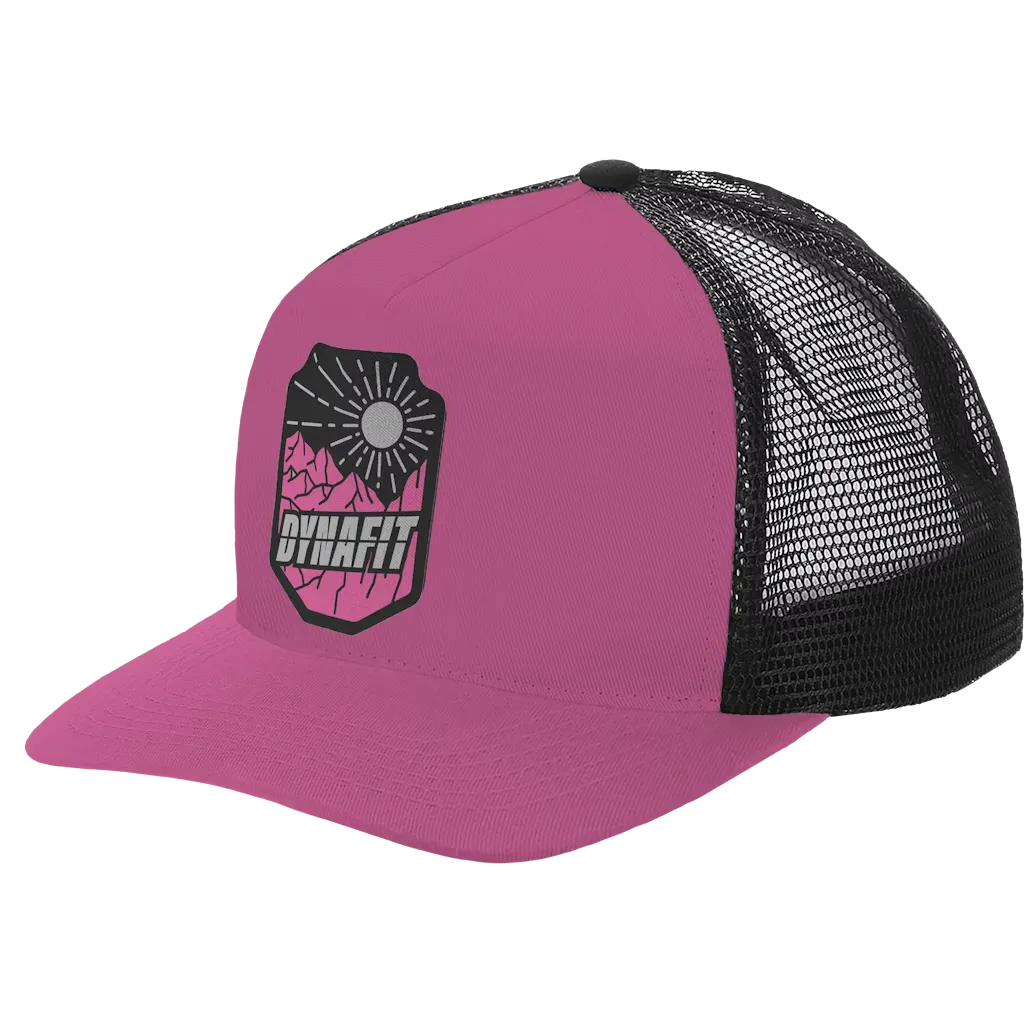 Pinke Kappe mit schwarzem Netz und Dynafit-Logo mit Bergmotiv.