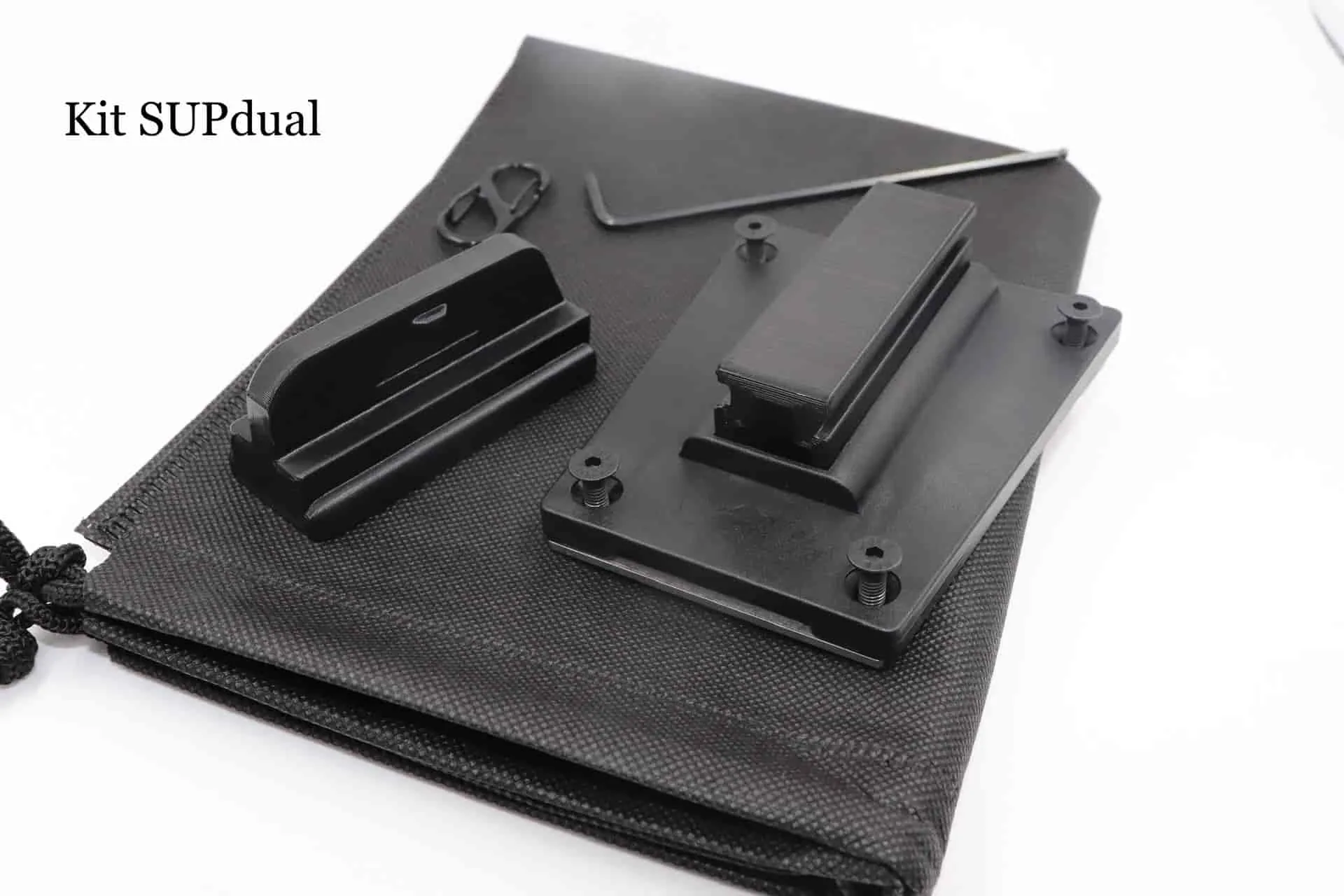 Das SUPdual Kit bestehend aus Grundplatte, Finnenaufsätzen, Imbusschlüssel und Stoffbeutel.