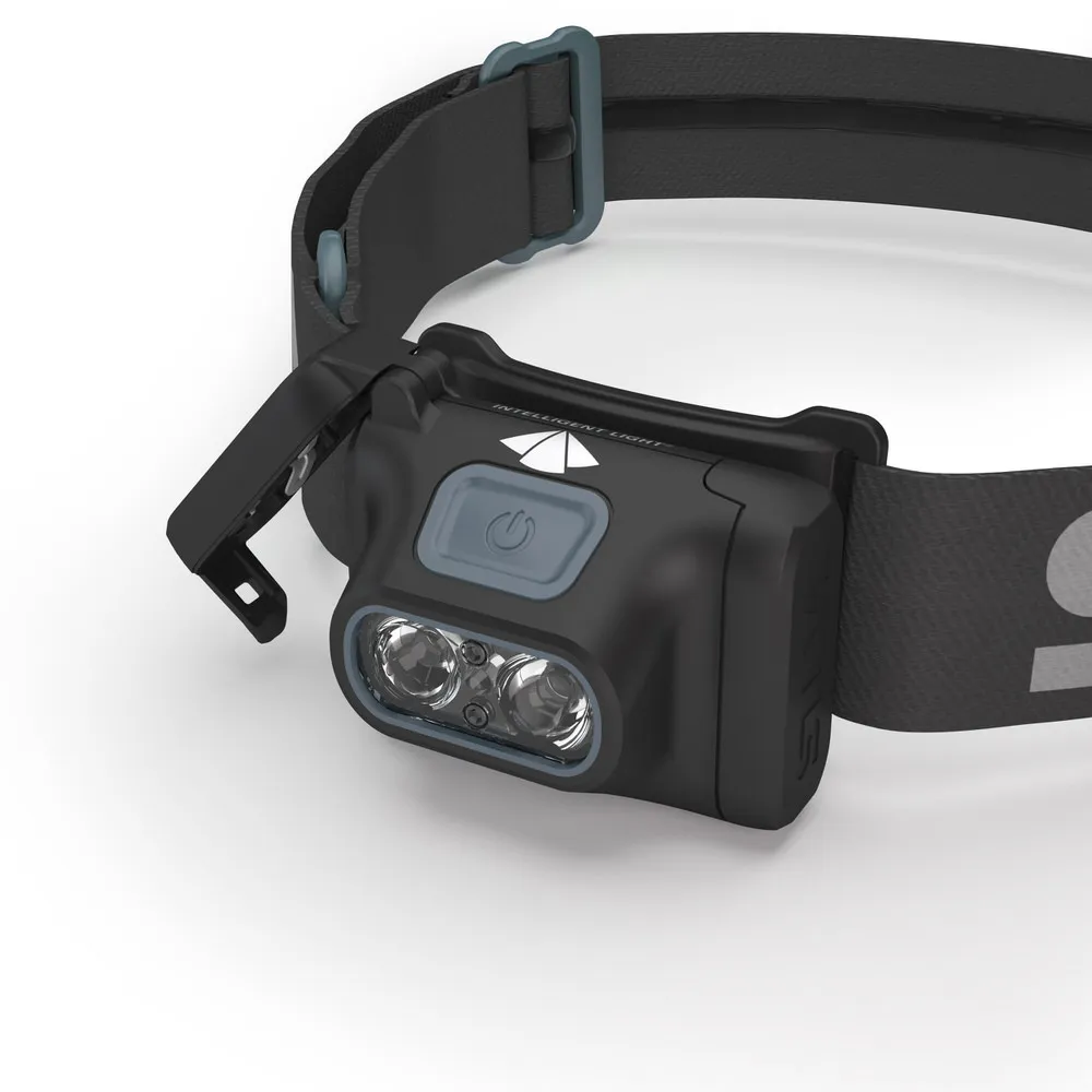 Nahaufnahme der Silva Scout 3XT Stirnlampe mit schwarzem Stirnband und zwei LED-Lichtern. Ein Knopf mit Ein/Aus Symbol ist sichtbar.