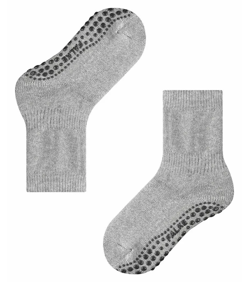 Zwei graue Kinder Socken mit Noppen von Catspads, eine liegend und eine stehend.