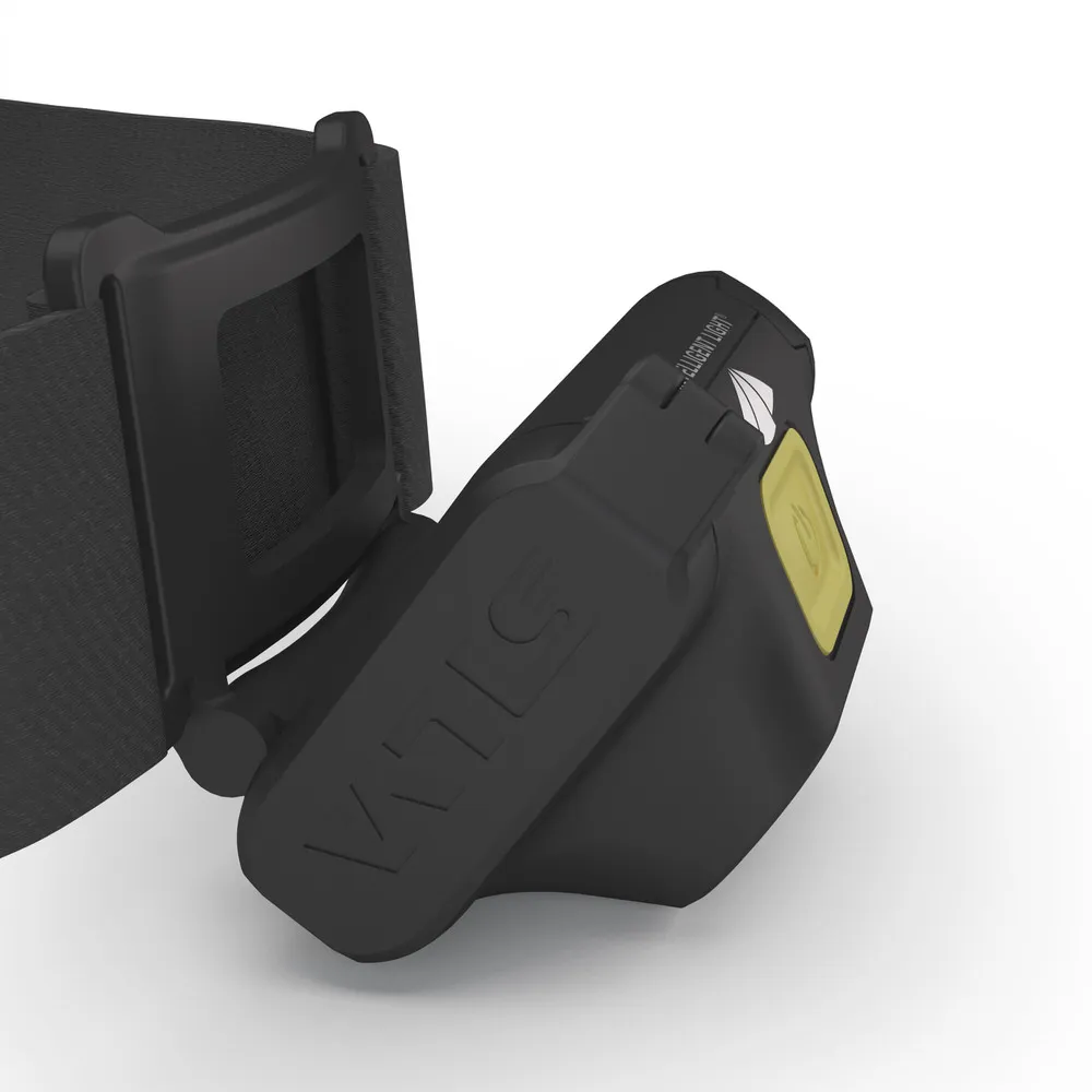Schwarze Silva Scout 3 Stirnlampe mit breitem Stirnband, gelbem Knopf und dem Schriftzug "Silva Intelligent Light".