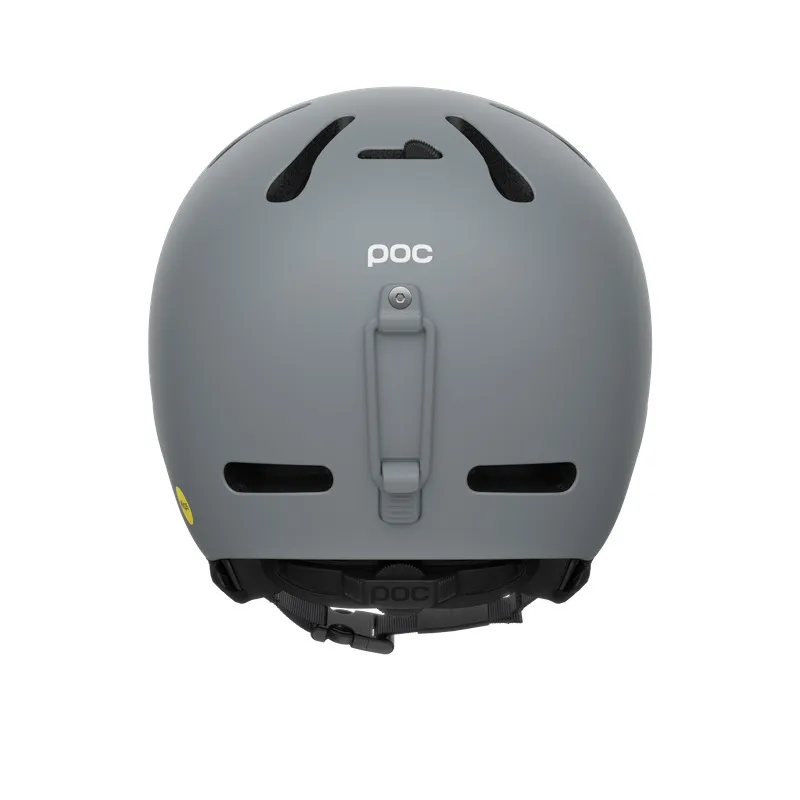 Grauer Skihelm, Rückansicht, mit Belüftungslöchern, Größenverstellung und Sicherheitsgurt. Das POC-Logo ist mittig auf der Helmrückseite zu sehen.