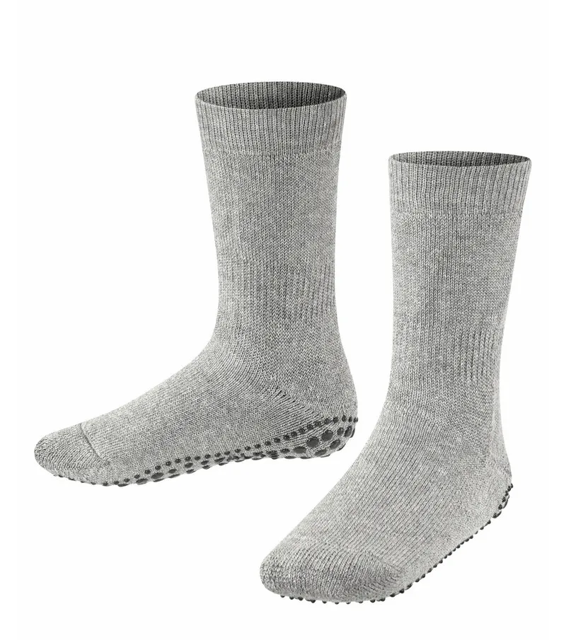 Zwei hellgraue Kinder Socken von Catspads, mit Noppen an der Sohle.