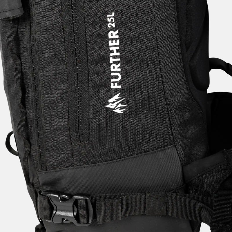 Detailansicht des schwarzen Jones Further 25L Backpacks mit weißem Aufdruck und Reißverschluss.