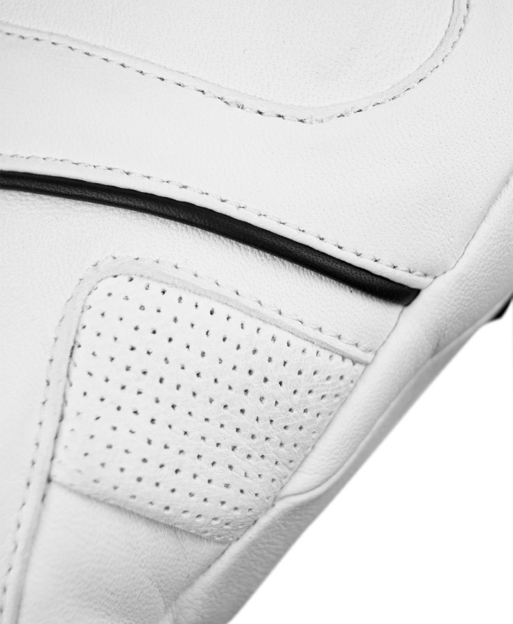 Reusch World Champ Fäustlinge Detailansicht eines weißen Reusch World Champ Mittens mit Perforationen und schwarzem Akzent.