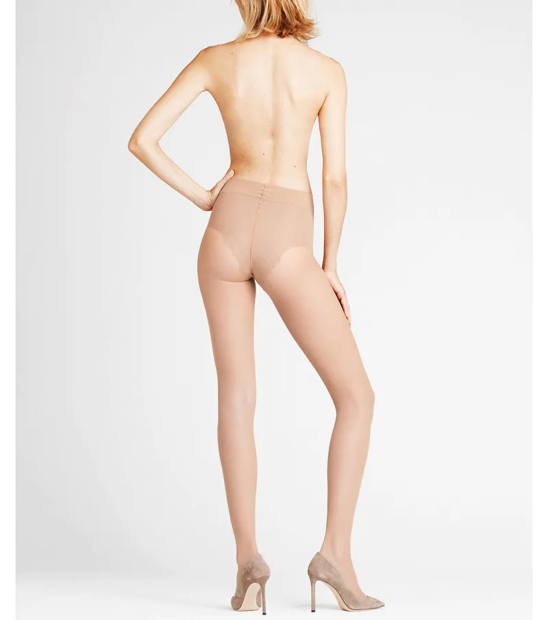 Damen-Strumpfhose, 20 DEN, Farbe Cocoon, mit Shaping-Effekt, von hinten gezeigt, dazu passende Schuhe.