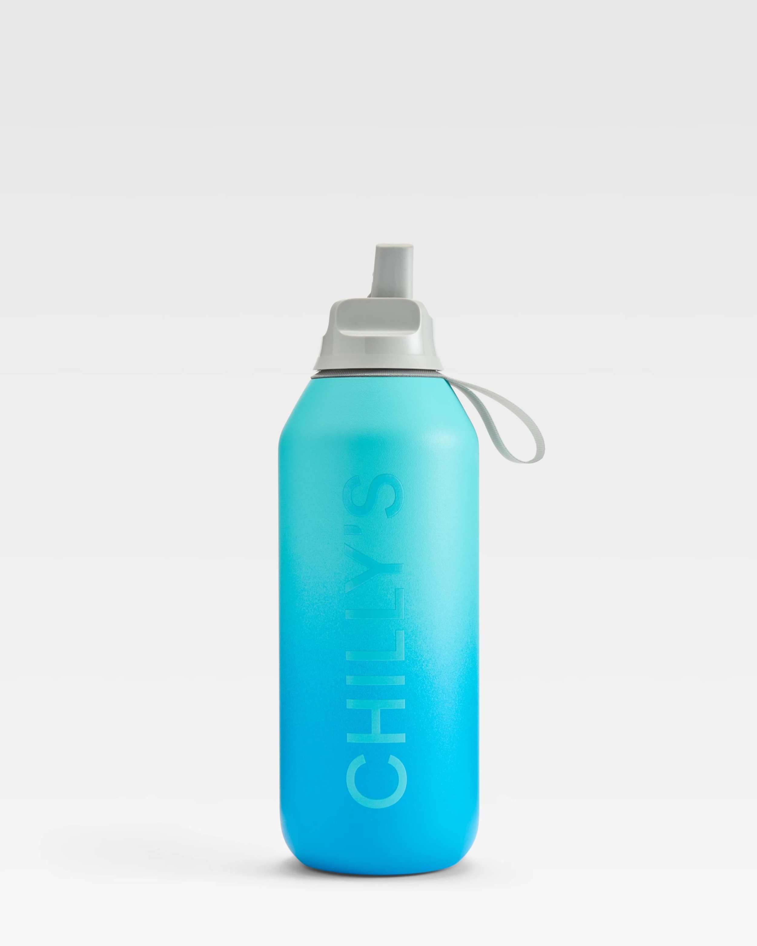 Chillys Series 2 Flip Bottle 500ml, Ombre Aurora, mit grauem Flip-Deckel. Farbverlauf von hell- zu dunkelblau.