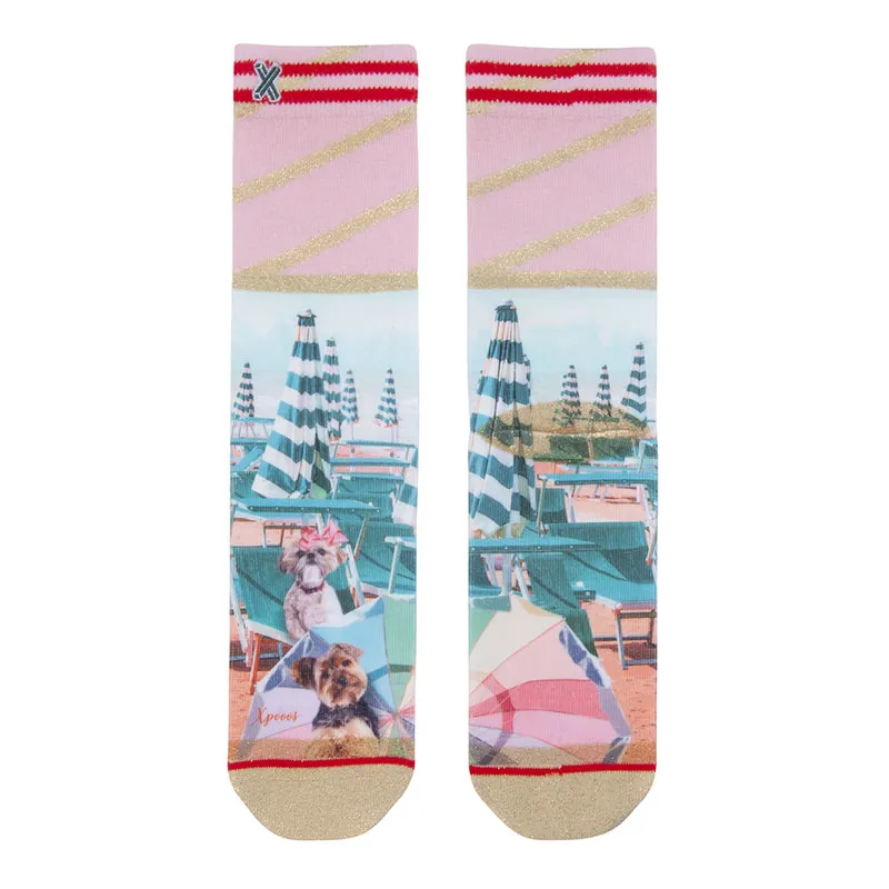 XPOOOS Socks Dolly: Socken mit Strandmotiv, Liegestühlen, Sonnenschirmen und zwei kleinen Hunden.