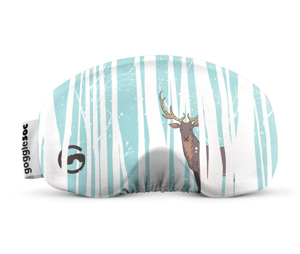 Gogglesoc "Deer" mit Hirsch-Motiv und weißen Bäumen auf hellblauem Grund.