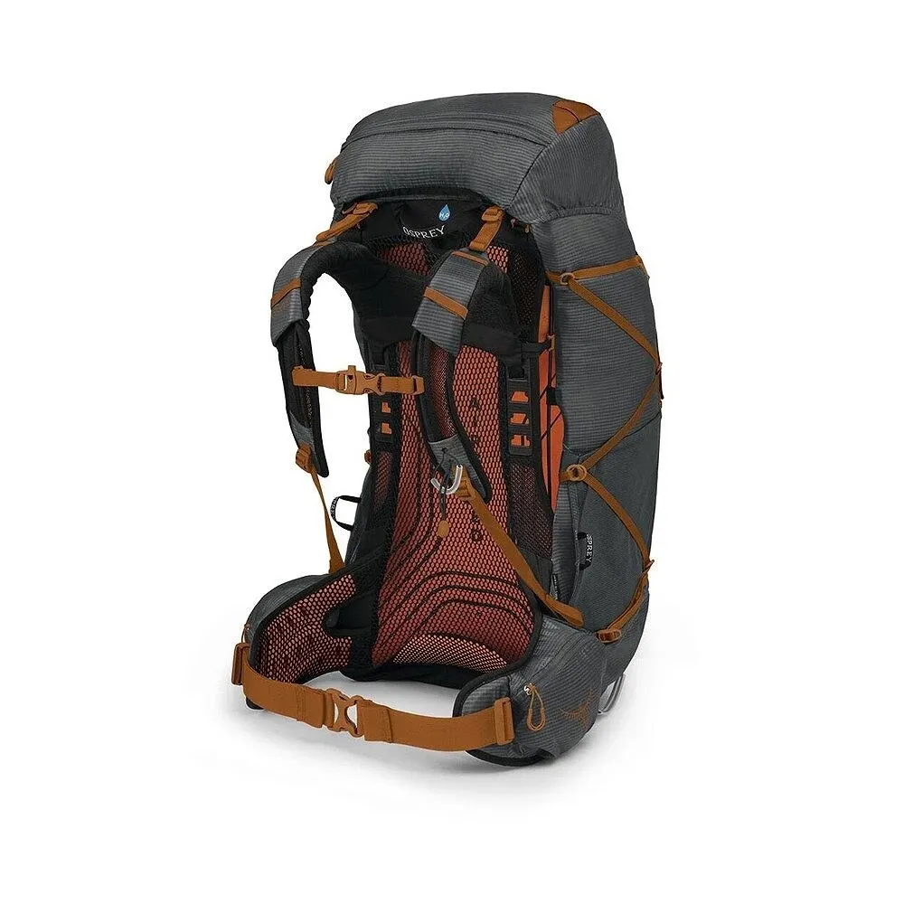 Dunkelgrauer Osprey-Rucksack mit orangen Akzenten, schräg von hinten. Belüftete Rückenpartie mit orangem Netz und Polstern. Schulter- und Hüftgurt in Orange/Dunkelgrau für Komfort und Halt. Seitenriemen sichtbar.