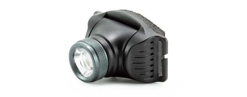 Nahaufnahme der Suprabeam V3 Pro R Stirnlampe, dunkelgraues Gehäuse, gerändelter silberner Ring um die LED Linse.