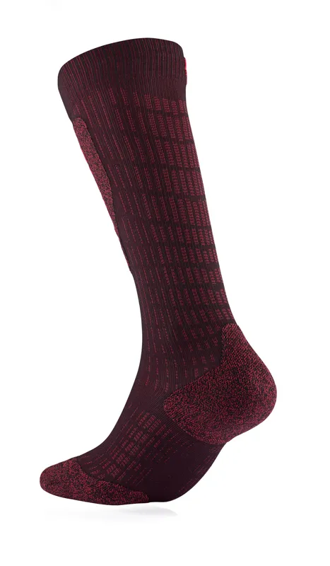 Eine lange, bordeauxrote Socke mit Muster, die leicht schräg auf dem Boden steht.