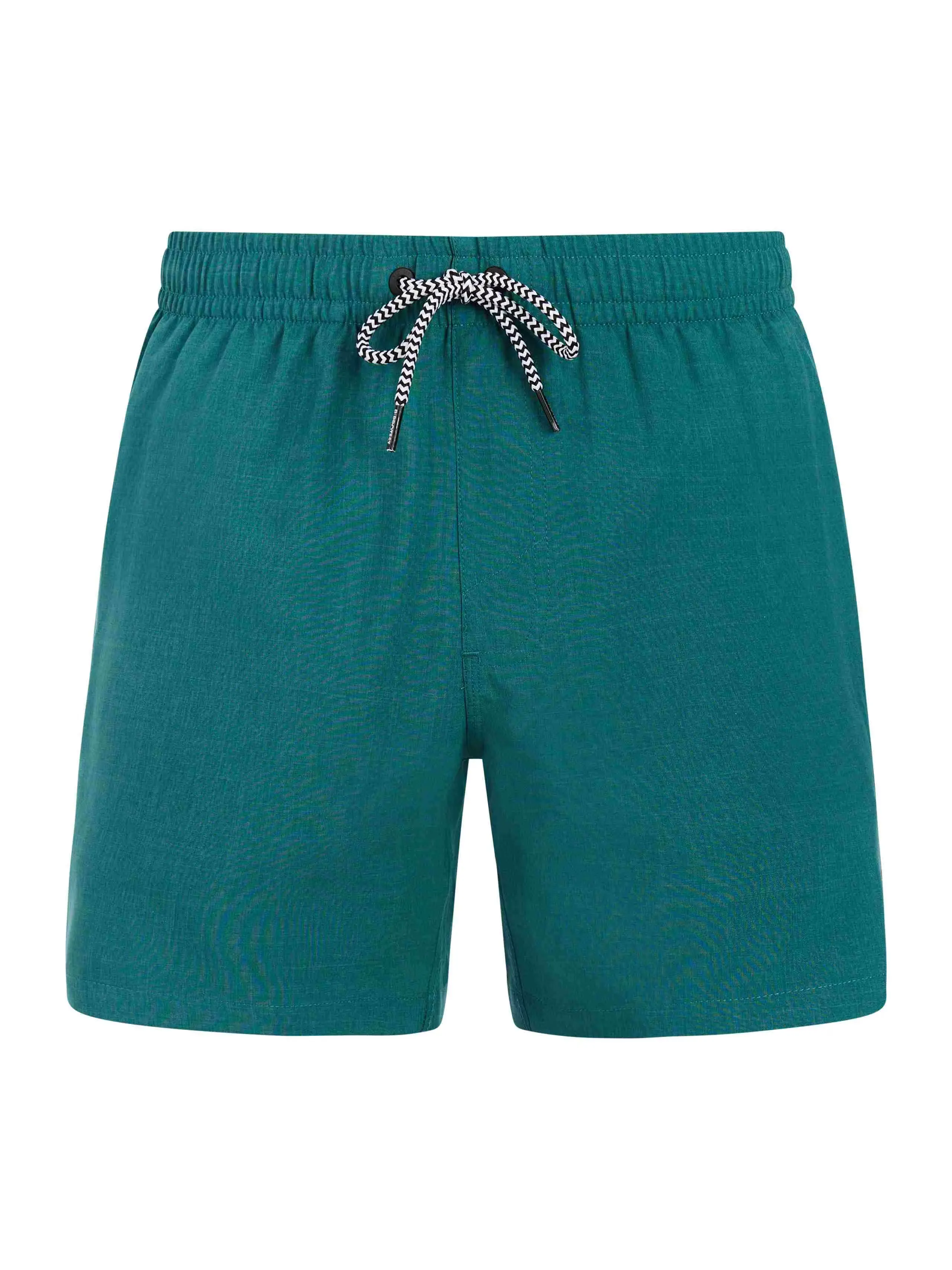 Türkisfarbene Badeshorts mit weiß-schwarzem Kordelzug und elastischem Bund, frontal auf weißem Grund.
