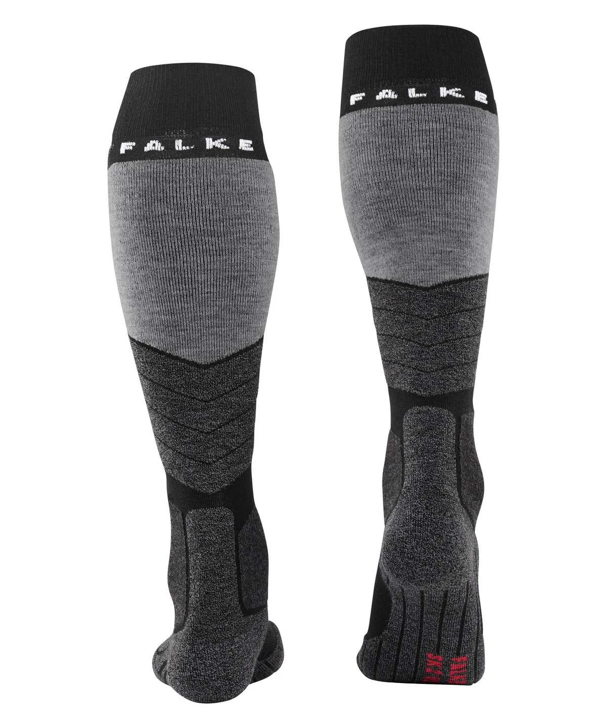 Zwei graue/schwarze Sportsocken stehen vor weißem Hintergrund, zeigen Vorder- und Rückseite. Gerippte hellgraue Wadenpartie, schwarzer Bund mit weißem FALKE-Logo, dunkle Polsterzonen an Ferse, Knöchel und Fuß; Sohle mit roten Markierungen.