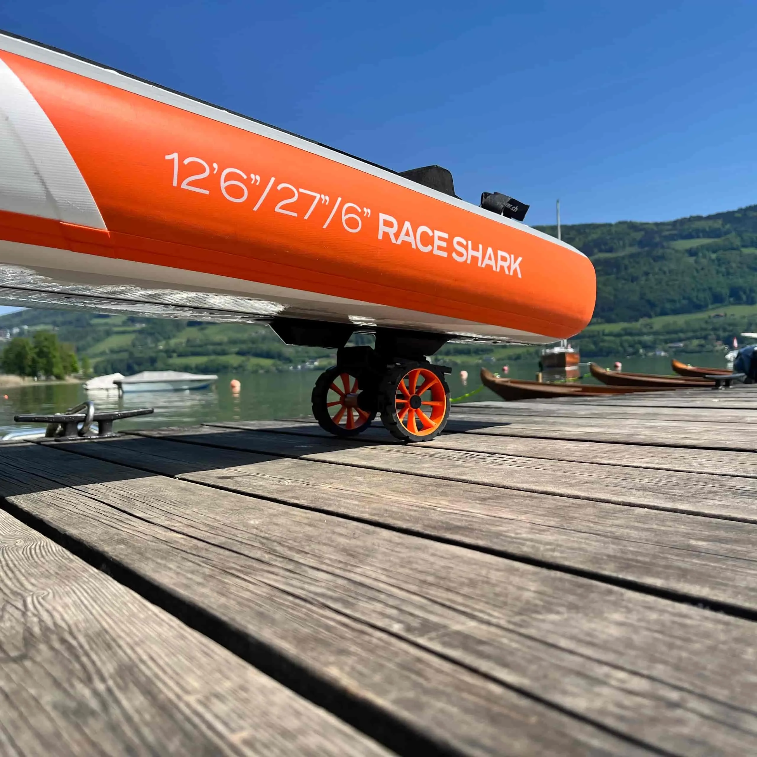 SUP mit Rädern auf Steg, SUPmover Blau SUPdual für einfachen Transport von Sportgeräten.