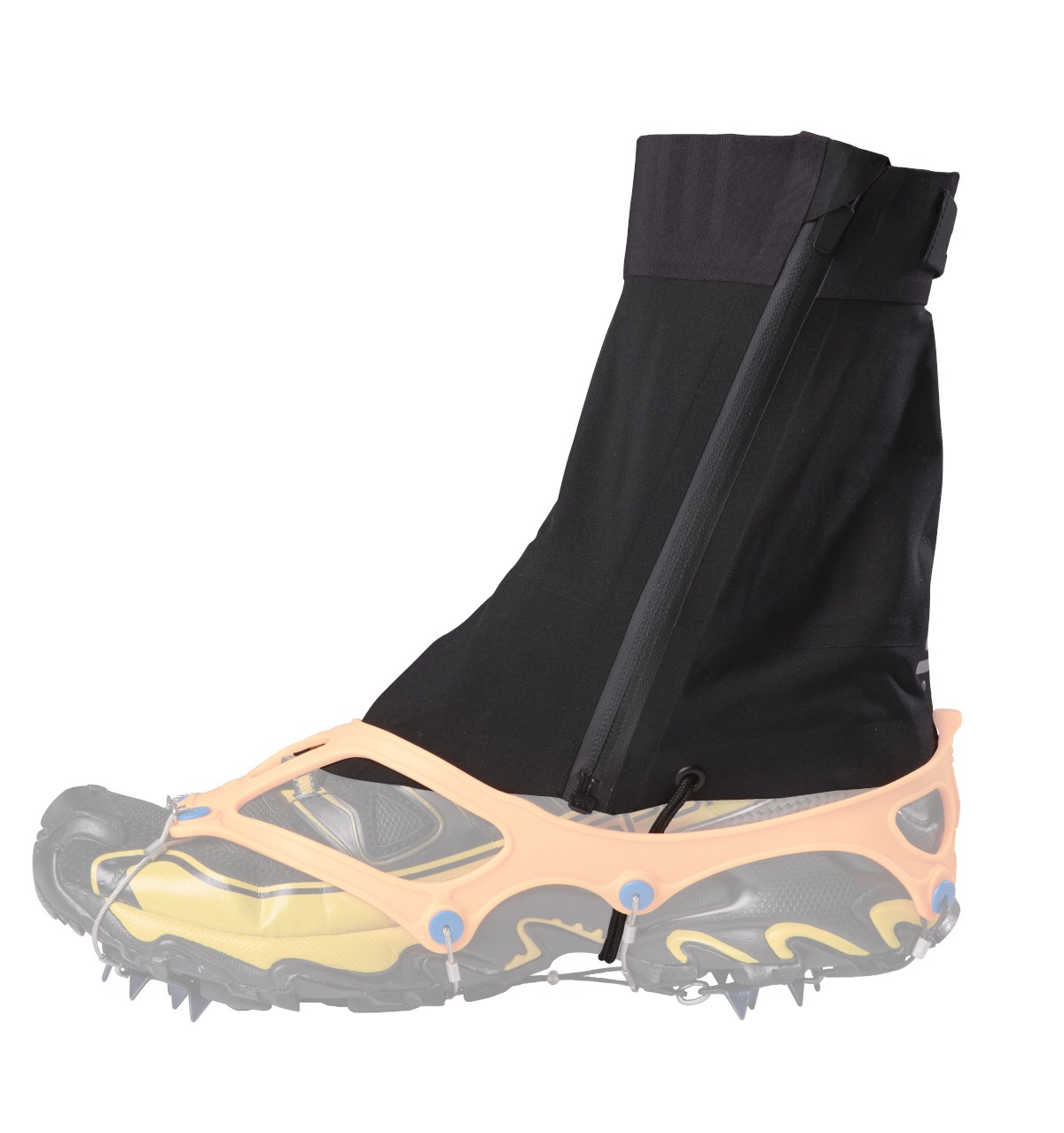 Schuh mit schwarzer Micro Gaiter, oranger Befestigung und Spikes für Winter- und Berglauf.
