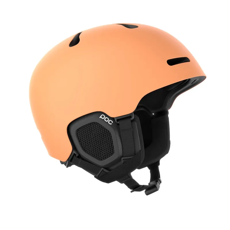 Pfirsichfarbener Skihelm mit schwarzem Kinnriemen und Belüftungsöffnungen, Logo "POC" seitlich am Ohrpolster.