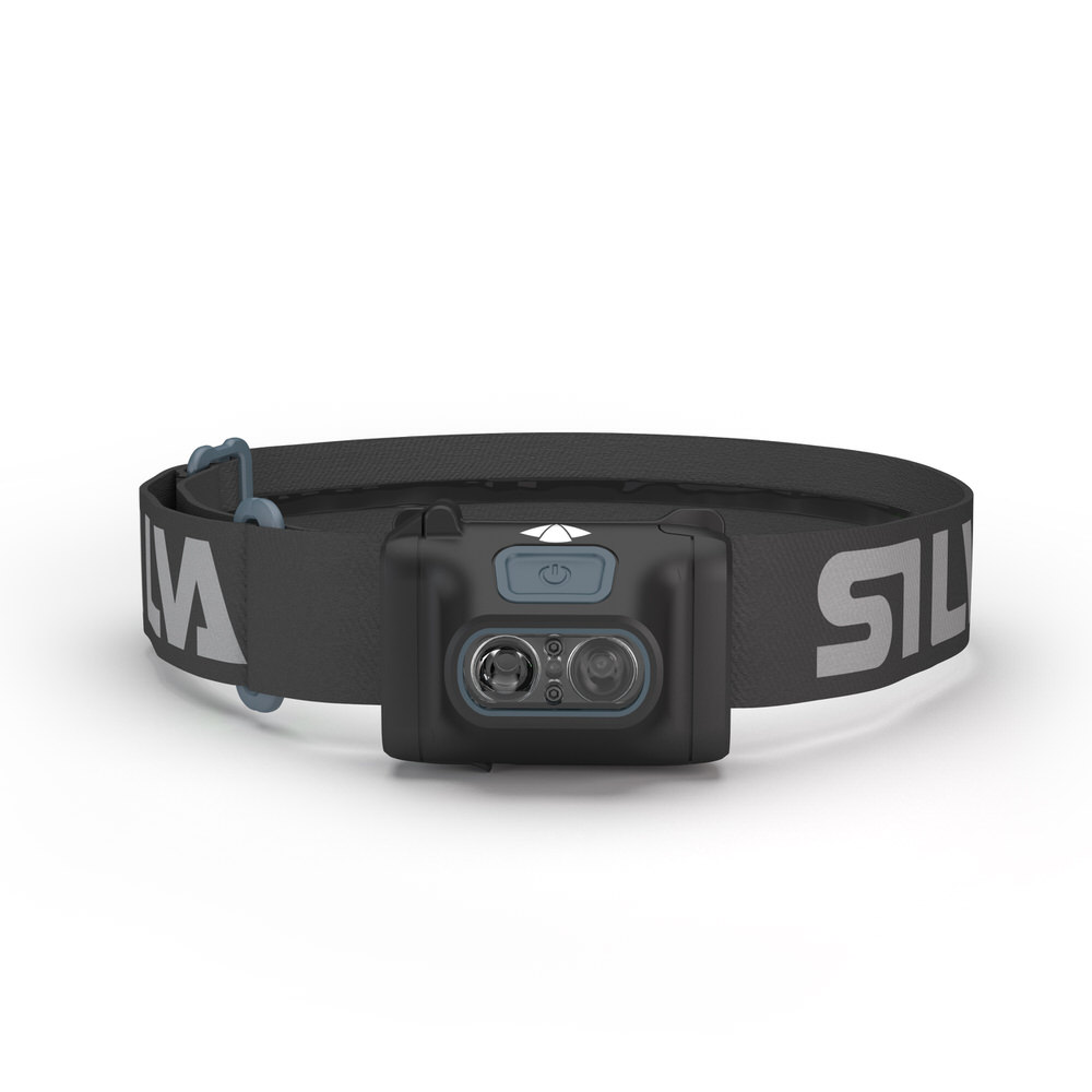 Silva Scout 3XT Stirnlampe Nahaufnahme der Silva Scout 3XT Stirnlampe, mit dunklem Stirnband und schwarzem Lampengehäuse auf weißem Hintergrund.