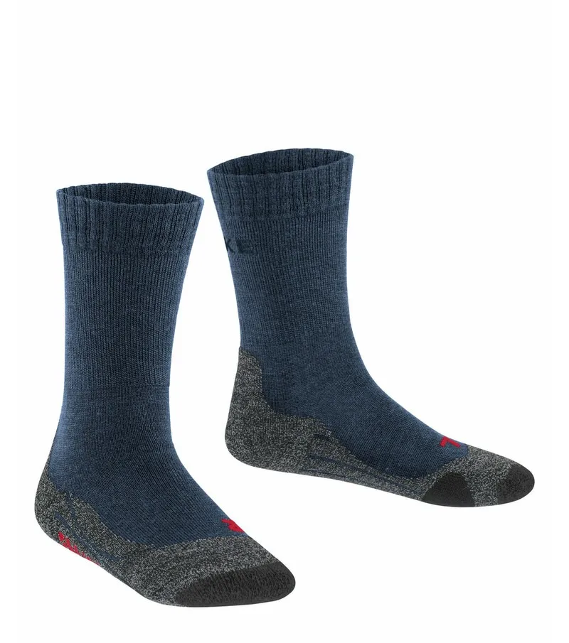 Zwei dunkelblaue Kinder Trekking Socken mit grauen Verstärkungen und rotem Logo.