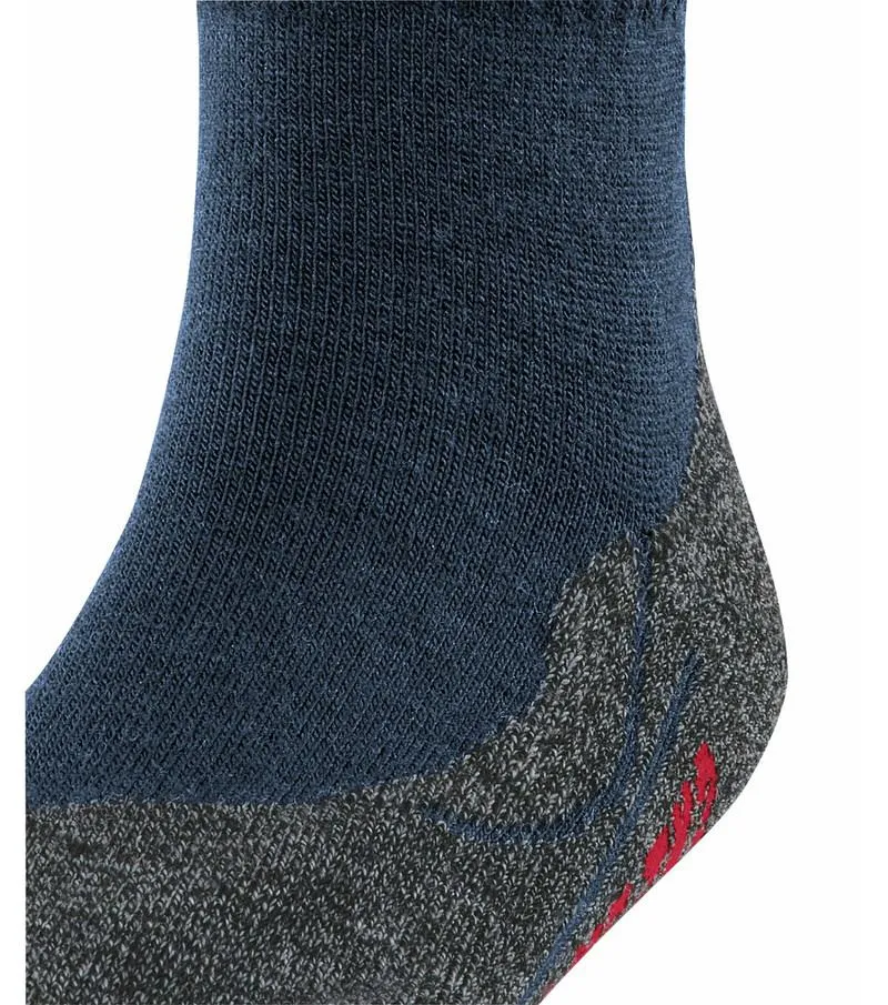 Detailaufnahme einer dunkelblauen Kinder Trekkingsocke mit grauem Fersenbereich.
