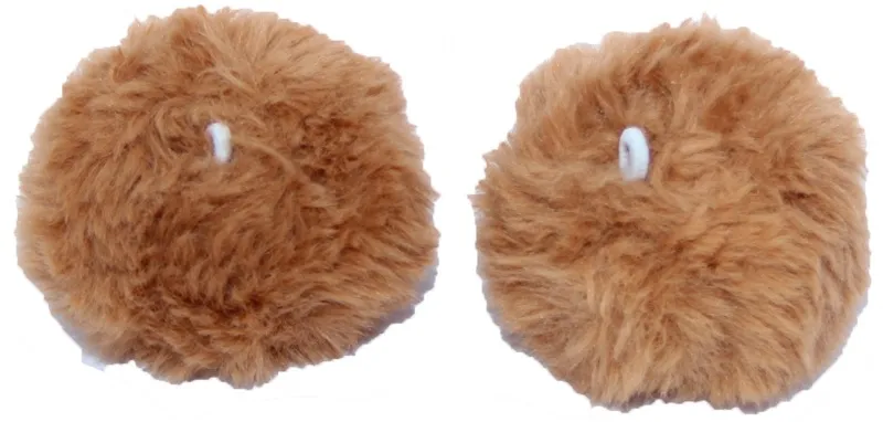 Zwei flauschige, runde Pompons in warmem Braun. Jede weiche Kugel hat eine kleine, weiße Schlaufe zum einfachen Anbringen an Kinder-Winteraccessoires wie Mützen oder Sturmhauben. Verspieltes, dekoratives Zubehör.